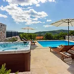 Stone Mavrić Villa Grižane